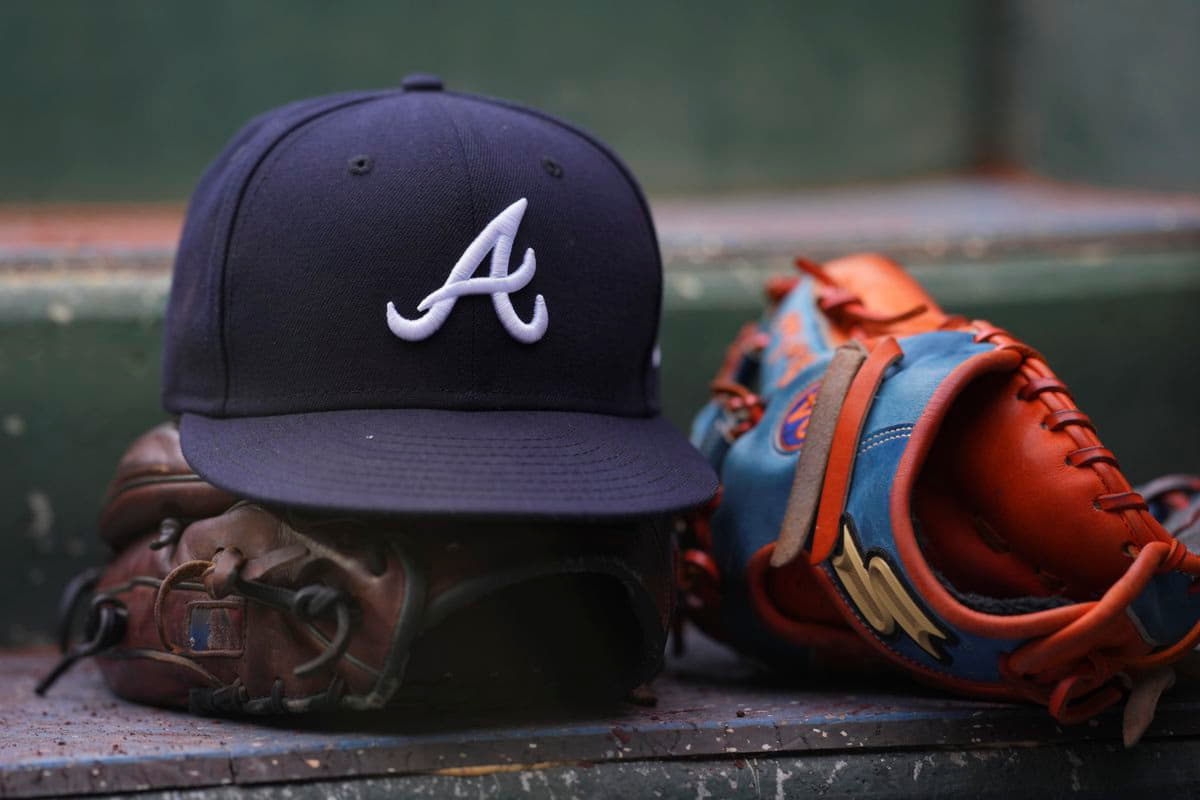 Atlanta Braves Hat, Jersey & Baseballs