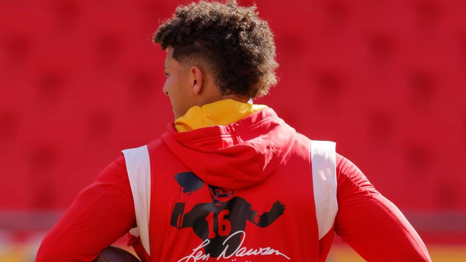 What’s the ‘choir hu Washington Soccer Staff jersey ddle’? Patrick Mahomes, Chiefs pay tribute to Len Dawson with it vs. Packers