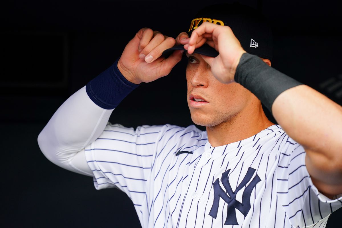 New York Yankees Pinstriped Thumbs Down Men's T-shirt or 