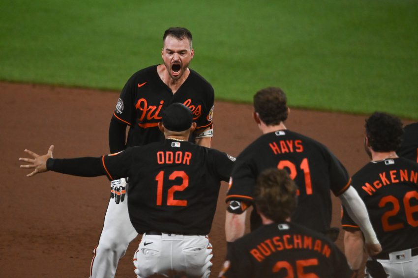 Yankees fans brawl outside stadium after walk-off win vs. Orioles