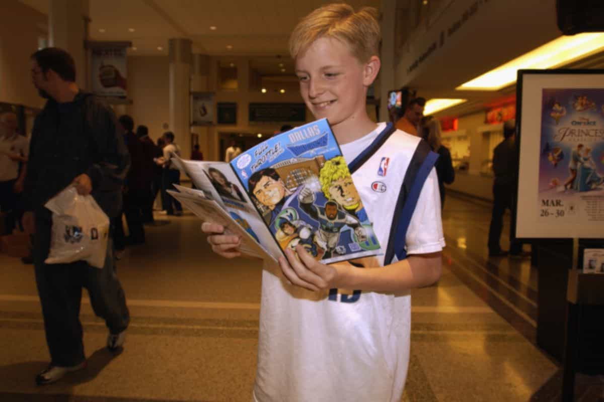 A young fan reads the Dallas Mavericks comic book