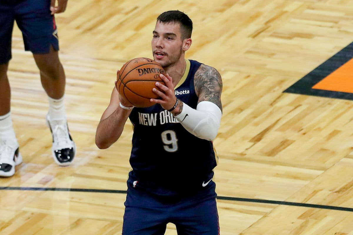 Sport Thread: Willy Hernangomez changing Steven Adams  dallas mavs shirt (toe damage) in beginning lineup for Pelicans-Clippers matchup