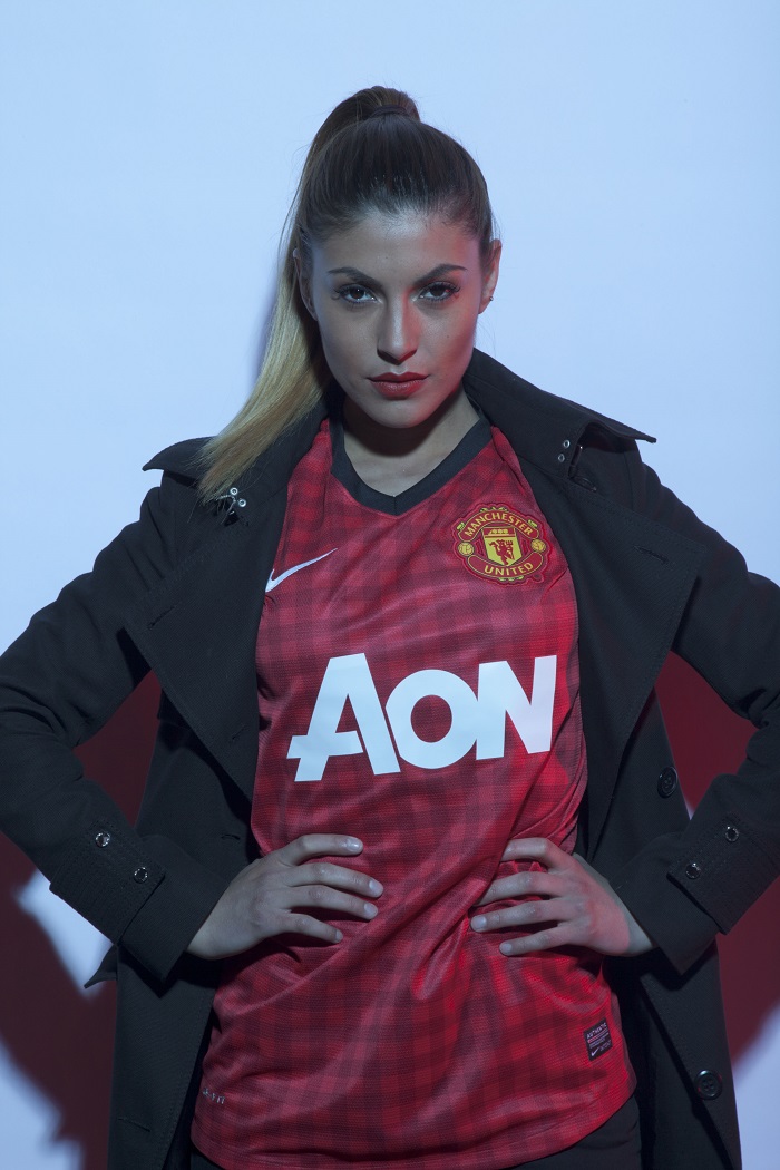 Model: M  black manchester united jersey  an Utd girl coat and jersey