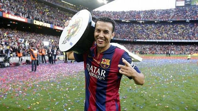 Pedro holding a trophy with Barcelona
