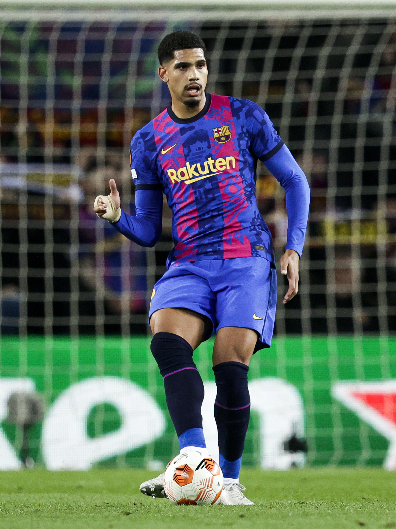 Barcelona to mak  manchester united jersey indonesia  e improved contract offer to Ronald Araujo