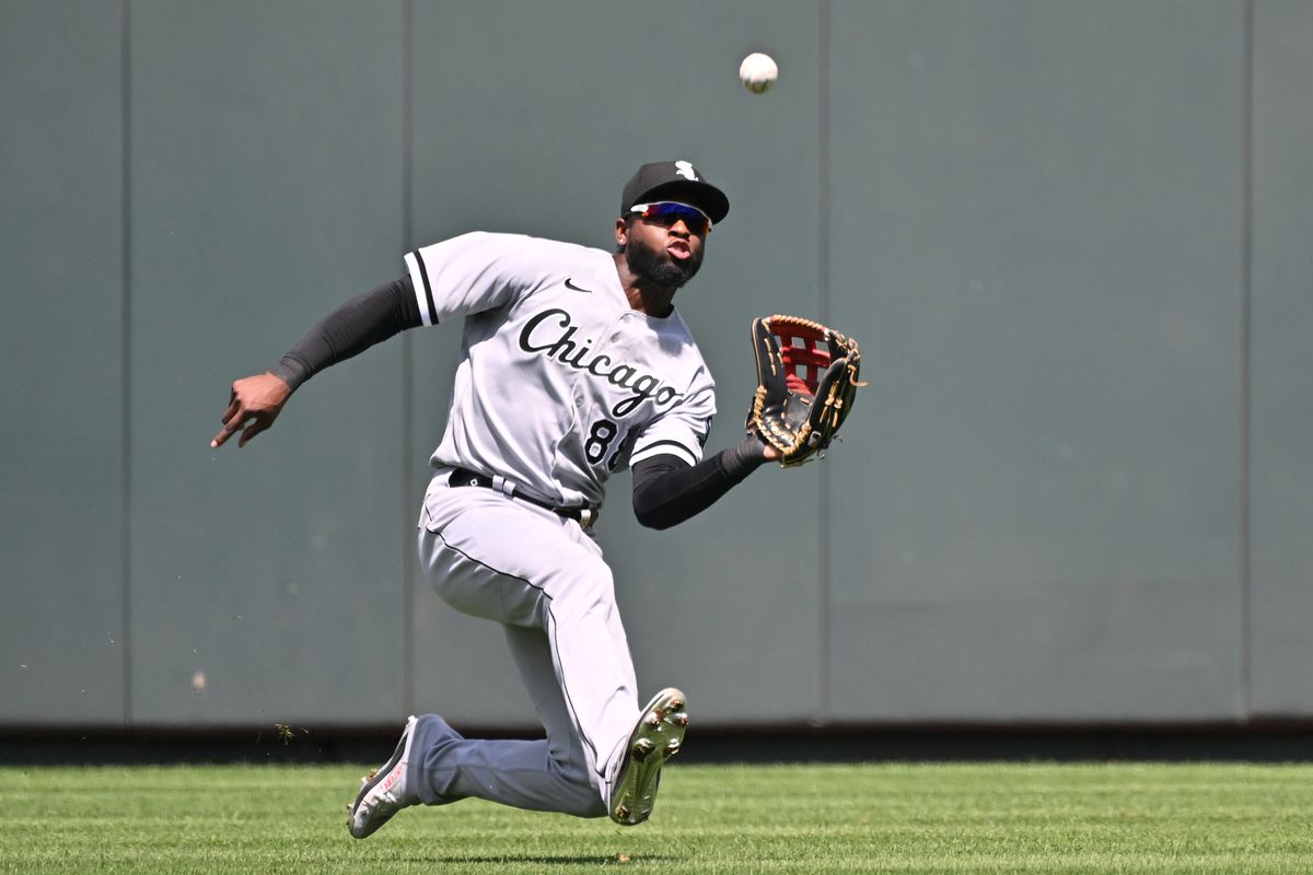 Nike Youth Chicago White Sox Luis Robert #88 Cool Base Black Jersey