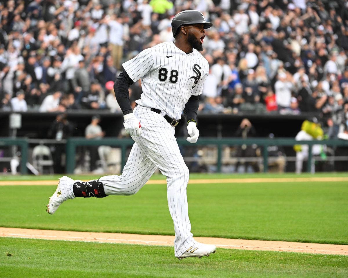 Nike Men's Replica Chicago White Sox Luis Robert #88 Cool Base