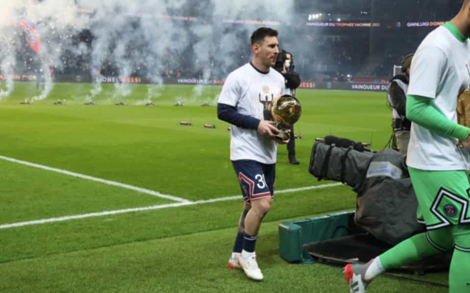 The Argentine got the chance to present his seventh Ballon d’Or to PSG fans at the Parc des Princes